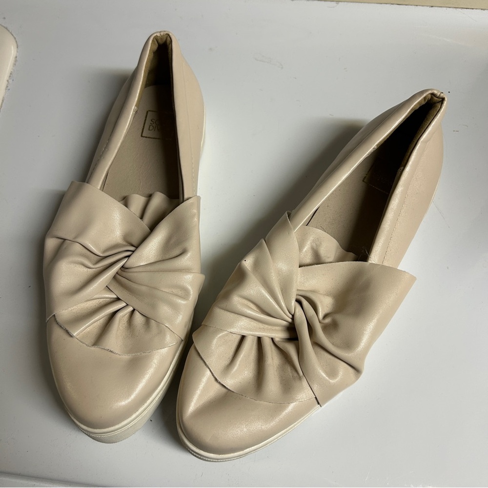 Beige twist bow slip on sneaker